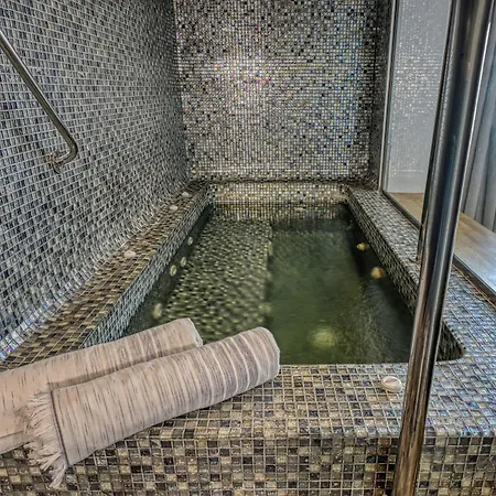 Hotel Splendour And 5*