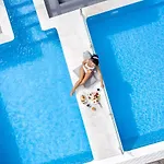 Splendour And Firostefani