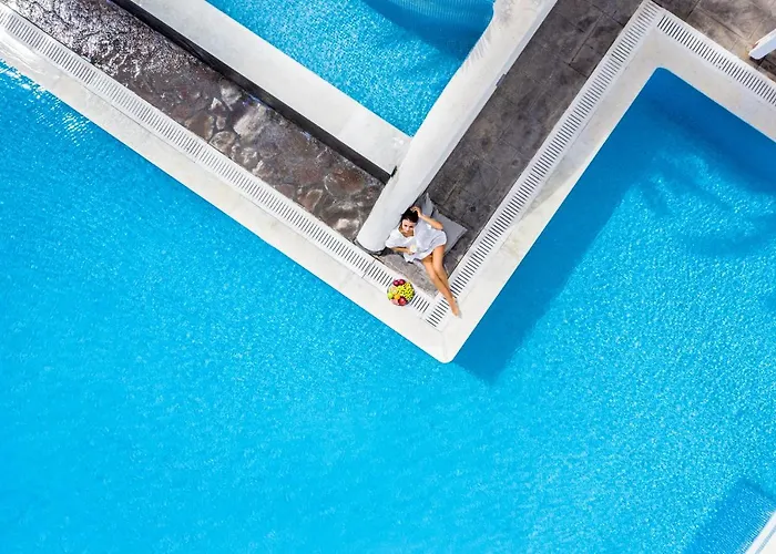 Splendour And Firostefani